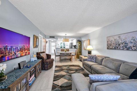 Condo in Tamarac, Florida, 1 bedroom  № 1872422 - photo 1