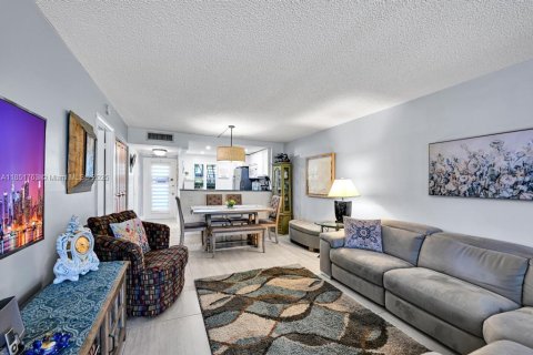 Condo in Tamarac, Florida, 1 bedroom  № 1872422 - photo 8