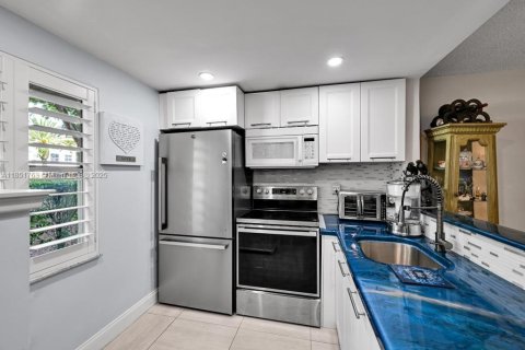 Condo in Tamarac, Florida, 1 bedroom  № 1872422 - photo 12
