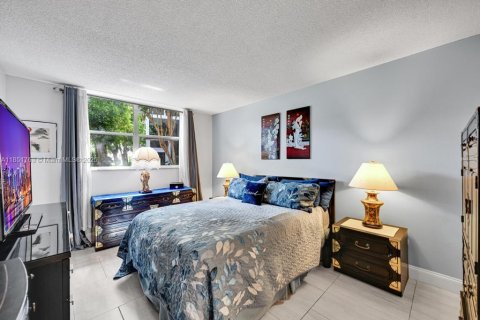Condo in Tamarac, Florida, 1 bedroom  № 1872422 - photo 15
