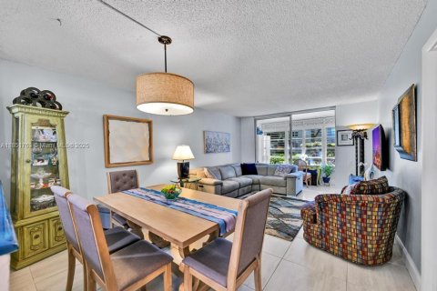 Condo in Tamarac, Florida, 1 bedroom  № 1872422 - photo 2