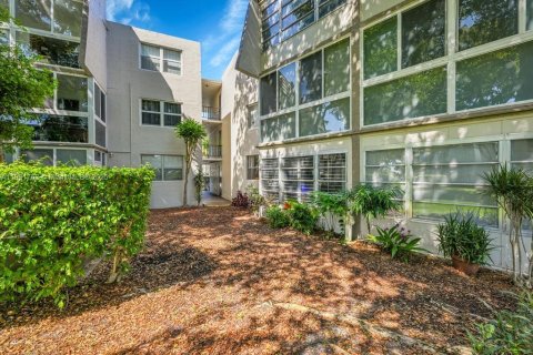 Condo in Tamarac, Florida, 1 bedroom  № 1872422 - photo 28