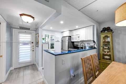 Condo in Tamarac, Florida, 1 bedroom  № 1872422 - photo 9