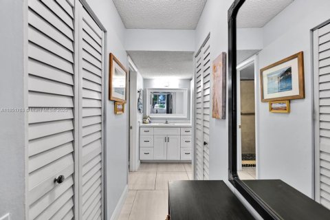Condo in Tamarac, Florida, 1 bedroom  № 1872422 - photo 17