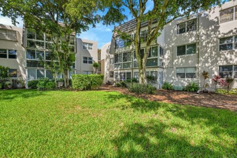 Condo in Tamarac, Florida, 1 bedroom  № 1872422 - photo 27