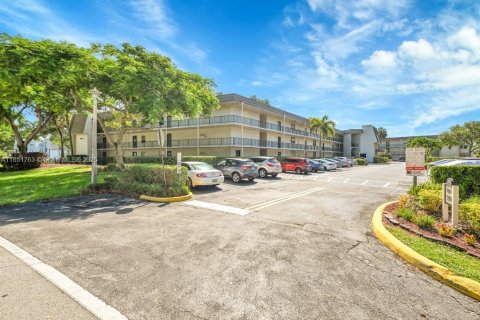 Condo in Tamarac, Florida, 1 bedroom  № 1872422 - photo 22