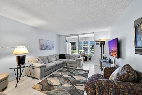 Condo in Tamarac, Florida, 1 bedroom  № 1872422 - photo 3