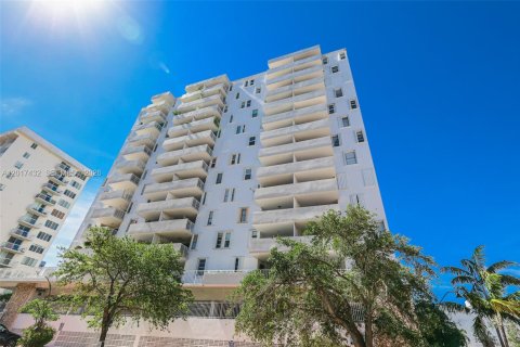 Condo in Miami Beach, Florida, 2 bedrooms № 2244353