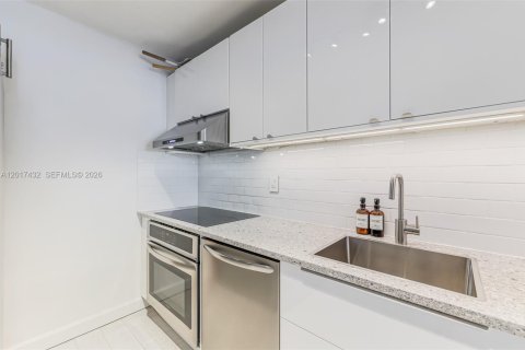 Condo in Miami Beach, Florida, 2 bedrooms  № 2244353 - photo 10