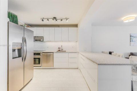 Condo in Miami Beach, Florida, 2 bedrooms  № 2244353 - photo 9