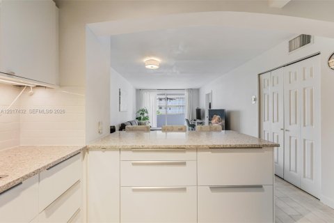 Condo in Miami Beach, Florida, 2 bedrooms  № 2244353 - photo 12