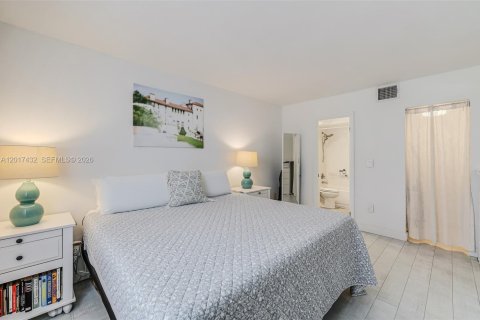 Condo in Miami Beach, Florida, 2 bedrooms  № 2244353 - photo 19