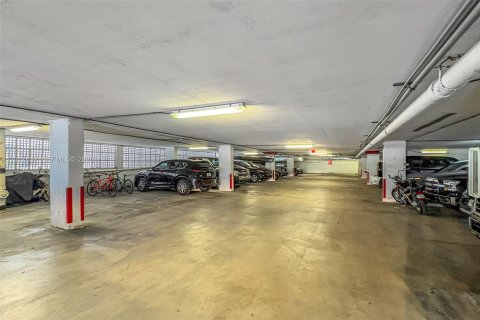 Condo in Miami Beach, Florida, 2 bedrooms  № 2244353 - photo 29