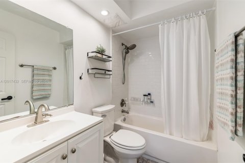 Condo in Miami Beach, Florida, 2 bedrooms  № 2244353 - photo 21