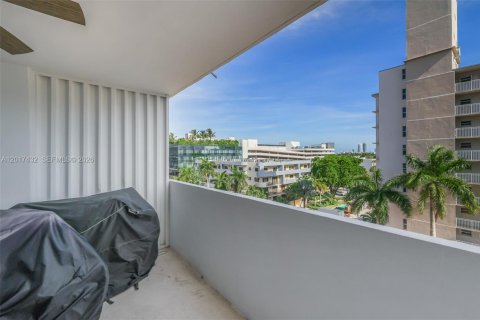 Condo in Miami Beach, Florida, 2 bedrooms  № 2244353 - photo 23