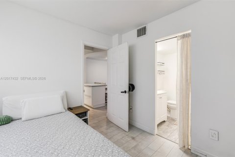 Condo in Miami Beach, Florida, 2 bedrooms  № 2244353 - photo 17