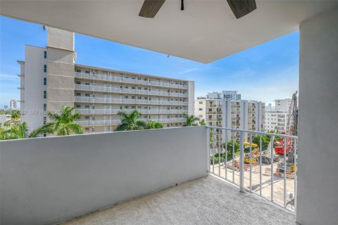 Condo in Miami Beach, Florida, 2 bedrooms  № 2244353 - photo 22