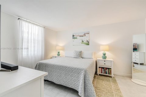 Condo in Miami Beach, Florida, 2 bedrooms  № 2244353 - photo 18