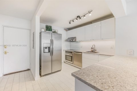 Condo in Miami Beach, Florida, 2 bedrooms  № 2244353 - photo 8