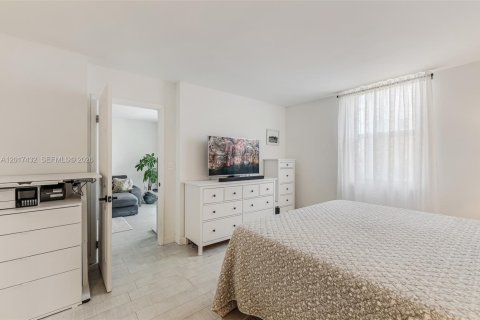 Condo in Miami Beach, Florida, 2 bedrooms  № 2244353 - photo 20
