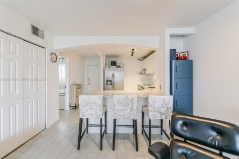 Condo in Miami Beach, Florida, 2 bedrooms  № 2244353 - photo 6