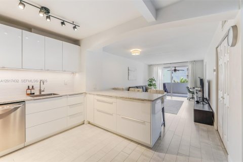 Condo in Miami Beach, Florida, 2 bedrooms  № 2244353 - photo 11