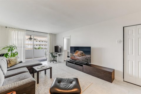 Condo in Miami Beach, Florida, 2 bedrooms  № 2244353 - photo 2