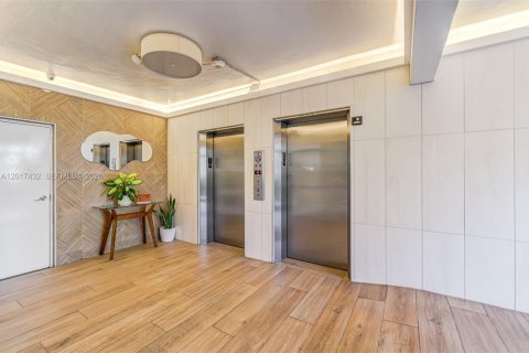 Condo in Miami Beach, Florida, 2 bedrooms  № 2244353 - photo 27