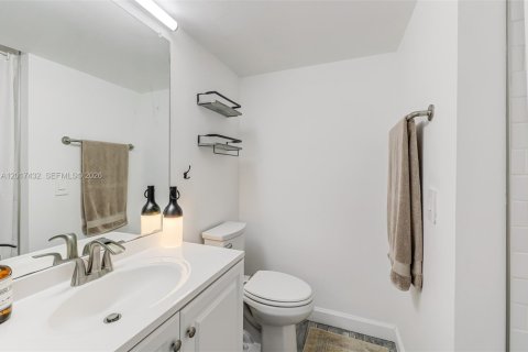 Condo in Miami Beach, Florida, 2 bedrooms  № 2244353 - photo 15