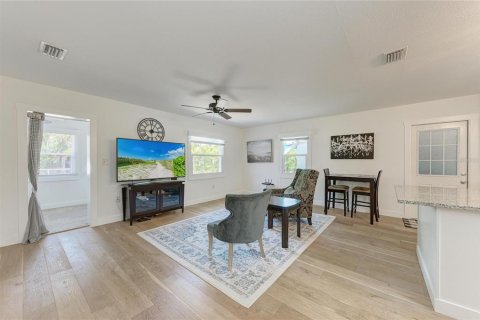 House in Ruskin, Florida 3 bedrooms, 164.62 sq.m. № 2200829 - photo 5