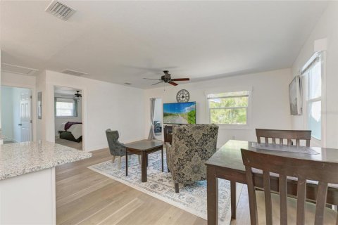 House in Ruskin, Florida 3 bedrooms, 164.62 sq.m. № 2200829 - photo 9