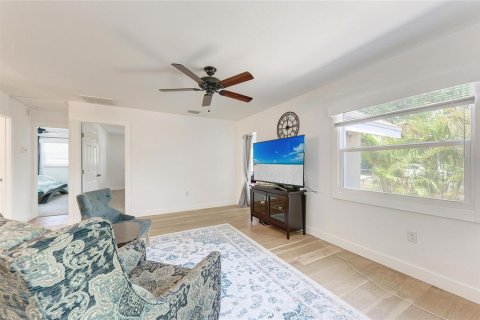 House in Ruskin, Florida 3 bedrooms, 164.62 sq.m. № 2200829 - photo 8