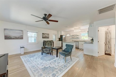 House in Ruskin, Florida 3 bedrooms, 164.62 sq.m. № 2200829 - photo 6