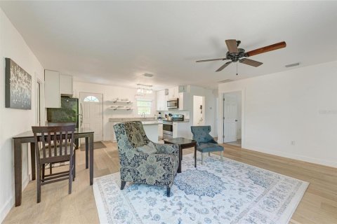 House in Ruskin, Florida 3 bedrooms, 164.62 sq.m. № 2200829 - photo 7