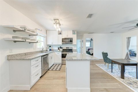 House in Ruskin, Florida 3 bedrooms, 164.62 sq.m. № 2200829 - photo 10
