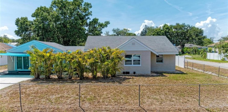 House in Ruskin, Florida 3 bedrooms, 164.62 sq.m. № 2200829