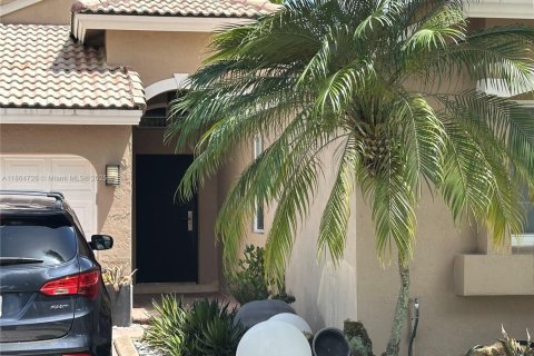 Villa ou maison à louer à Doral, Floride: 4 chambres, 198.63 m2 № 1923162 - photo 2