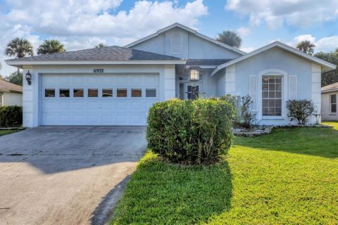 House in Sarasota, Florida 3 bedrooms, 119.01 sq.m. № 1812800 - photo 1