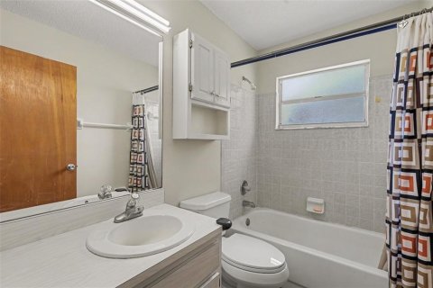 House in Dover, Florida 3 bedrooms, 118.91 sq.m. № 2227139 - photo 12