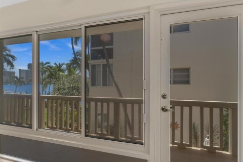 Appartement à louer à Hallandale Beach, Floride: 1 chambre, 79.43 m2 № 2146961 - photo 2