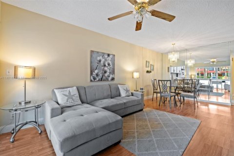 Condominio en venta en Margate, Florida, 1 dormitorio, 66.98 m2 № 1976351 - foto 16