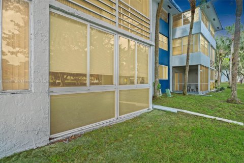 Condominio en venta en Margate, Florida, 1 dormitorio, 66.98 m2 № 1976351 - foto 1