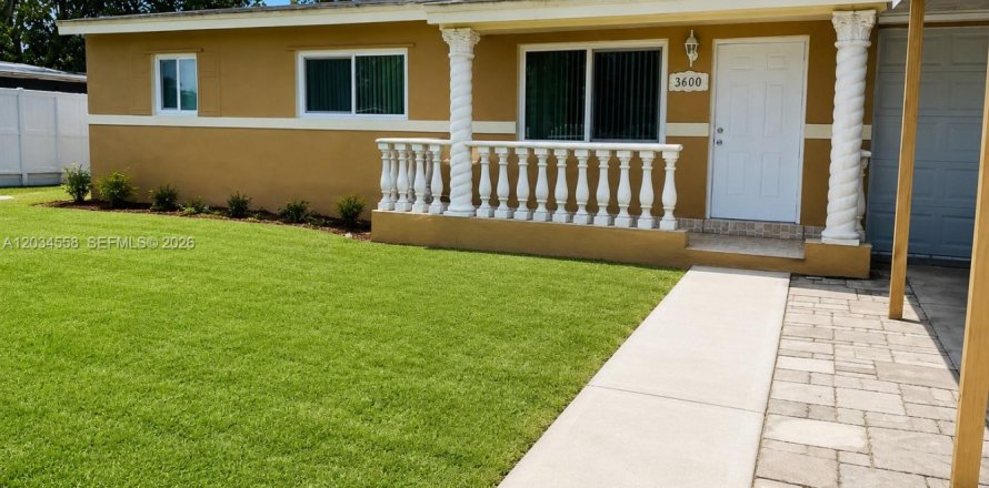House in Miami Gardens, Florida 3 bedrooms, 173.17 sq.m. № 2086671