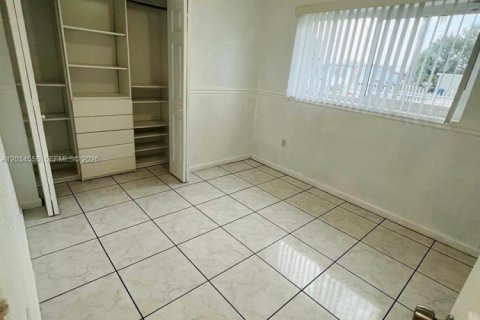 House in Miami Gardens, Florida 3 bedrooms, 173.17 sq.m. № 2086671 - photo 4