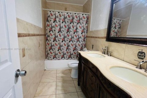 House in Miami Gardens, Florida 3 bedrooms, 173.17 sq.m. № 2086671 - photo 6