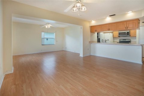 House in Pinellas Park, Florida 2 bedrooms, 120.77 sq.m. № 1793514 - photo 8