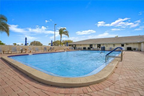 House in Pinellas Park, Florida 2 bedrooms, 120.77 sq.m. № 1793514 - photo 14