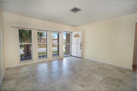 House in Pinellas Park, Florida 2 bedrooms, 120.77 sq.m. № 1793514 - photo 12