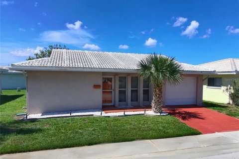 House in Pinellas Park, Florida 2 bedrooms, 120.77 sq.m. № 1793514 - photo 1