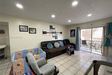 Copropriété à louer à Hialeah, Floride: 2 chambres, 86.4 m2 № 2388046 - photo 5